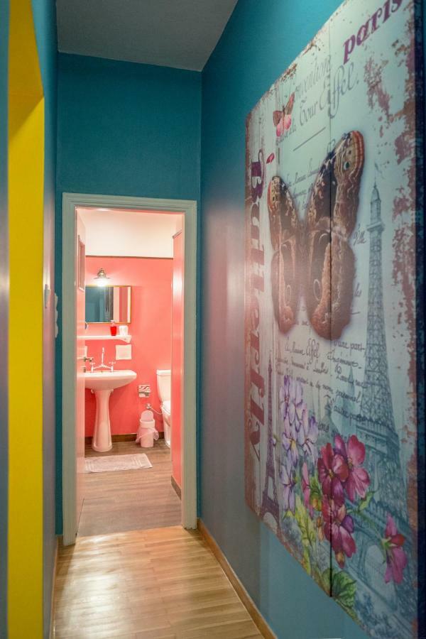 "Casa De Colores", Next To The Metro Athén Kültér fotó